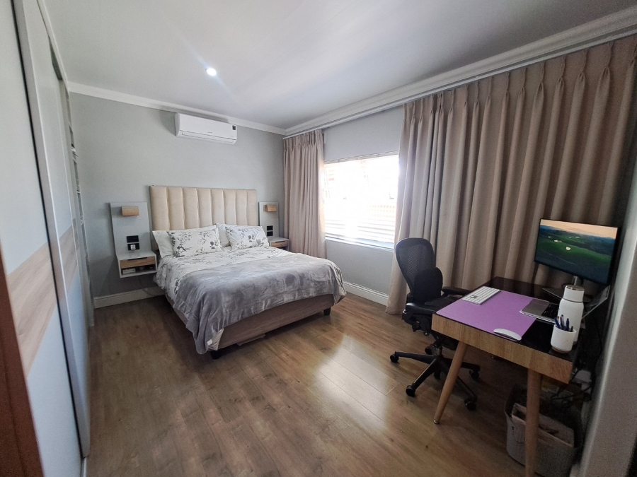 4 Bedroom Property for Sale in Lansdowne Western Cape